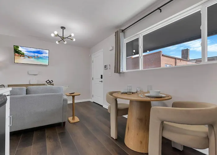 Bright New Walkable Olde Town East Parking Apartamento