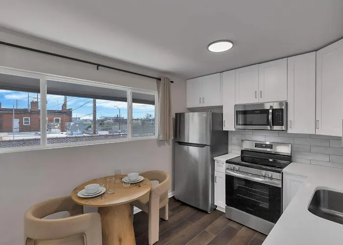 Bright New Walkable Olde Town East Parking Apartamento