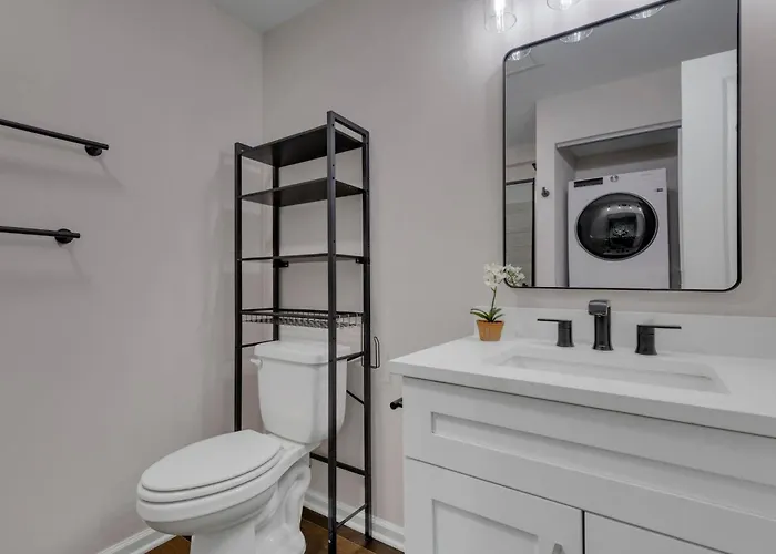 Bright New Walkable Olde Town East Parking Apartamento